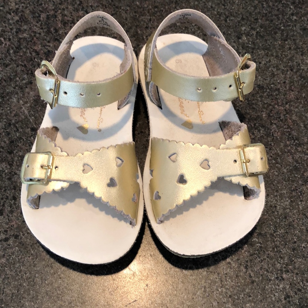 Little girls Gold Salt-Water Sandals, size 6